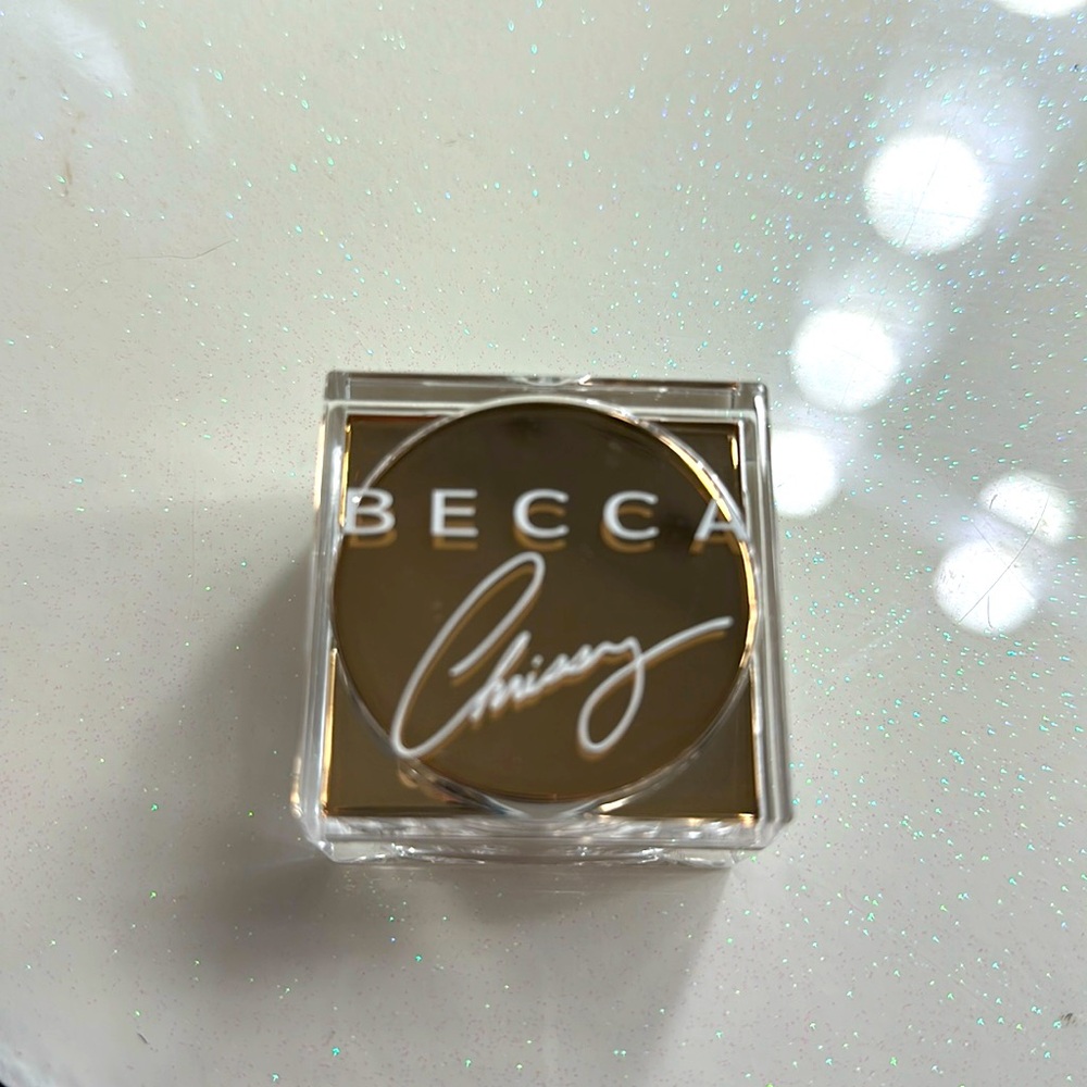 BECCA X Chrissy Confectionary Glow Powder